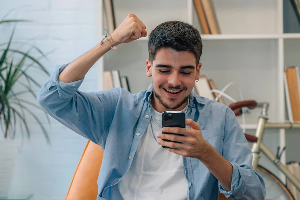 Ung Tusenårig Eller Student Hemma Med Mobiltelefon Glada Med Glädje — Stockfoto