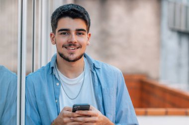 cep telefonu olan genç bir çocuk ya da öğrenci