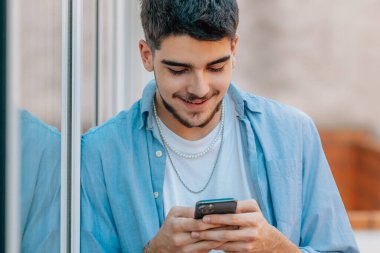 cep telefonu olan genç bir çocuk ya da öğrenci