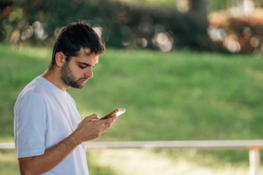 Cep telefonu ve cep telefonu olan genç bir adam.