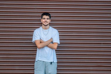 Sokakta dikilen trend şehir genci