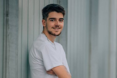 Sokaktaki sakallı genç adamın portresi.
