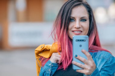 Sokakta cep telefonu olan tuhaf bir kadın.