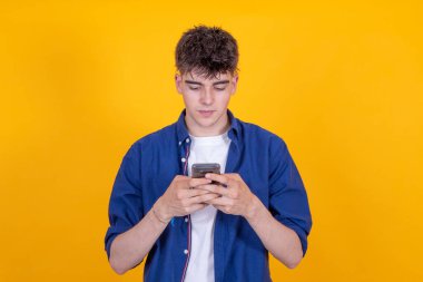 Arka planda cep telefonu olan genç adam izole edildi