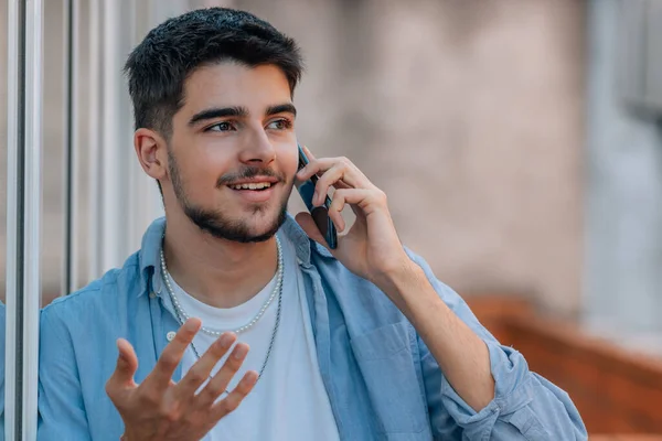 Ung Tusenårig Eller Student Talar Telefon Gatan — Stockfoto