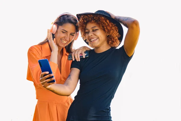 Две Девушки Мобильным Телефоном Наушниками — стоковое фото
