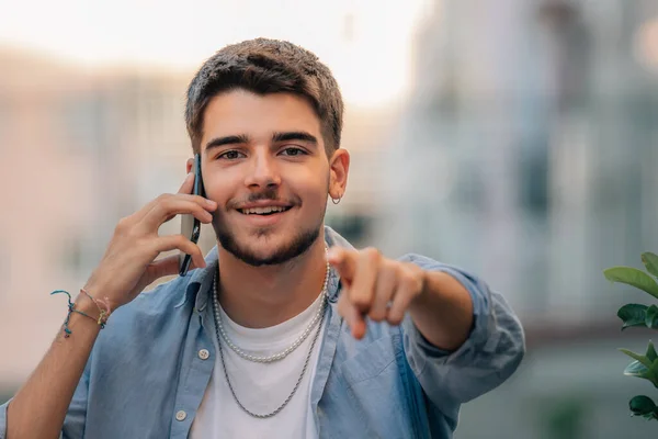 Jeune Homme Urbain Parlant Sur Téléphone Cellulaire Mobile Pointant — Photo