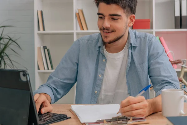 Молодой Человек Учится Столом Ноутбуком — стоковое фото