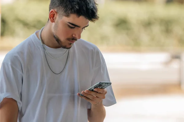 Νεαρός Άνδρας Στο Δρόμο Κοιτάζοντας Τηλέφωνο Smartphone — Φωτογραφία Αρχείου