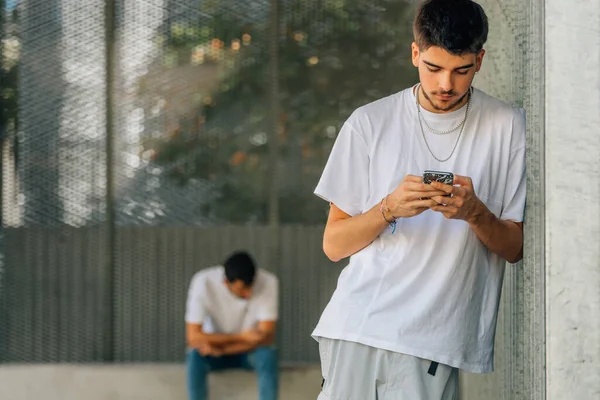 Ungdomar Med Mobiltelefoner Stadens Gata — Stockfoto
