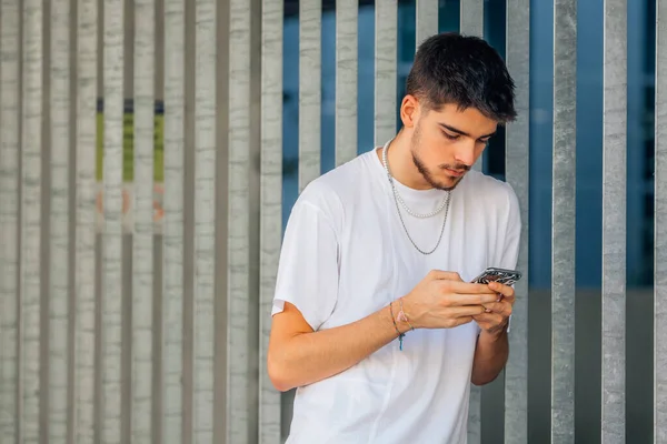 Jonge Man Straat Met Mobiele Telefoon — Stockfoto