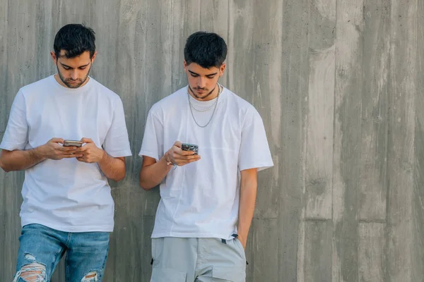 Dois Jovens Amigos Rua Com Telefone Celular — Fotografia de Stock