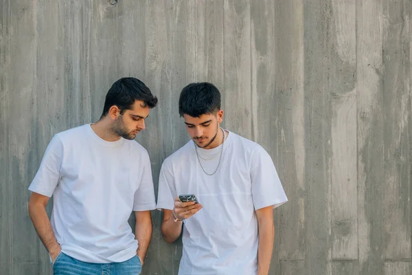 Dwóch Młodych Przyjaciół Ulicy Telefonem Komórkowym — Zdjęcie stockowe