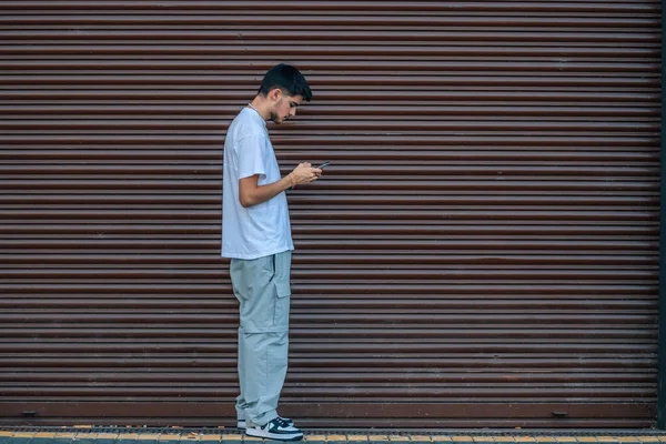 Adolescente Urbano Moda Com Telefone Celular Rua — Fotografia de Stock