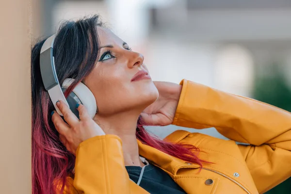 Γυναίκα Ακουστικά Που Ακούει Μουσική Στο Δρόμο — Φωτογραφία Αρχείου