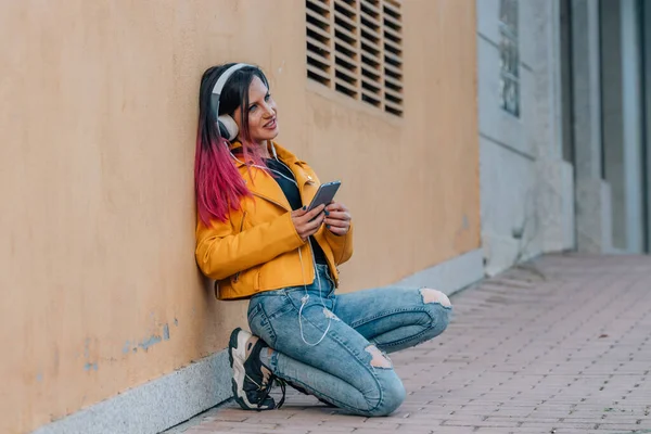 Ragazza Urbana Strada Seduta Ascoltare Musica Con Cuffie Telefono Cellulare — Foto Stock