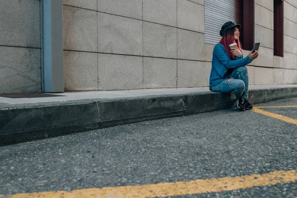 Stedelijke Vrouw Zitten Straat Met Mobiele Telefoon — Stockfoto