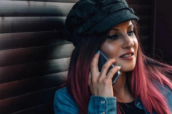 Portré Vörös Hajú Beszél Mobiltelefon — Stock Fotó