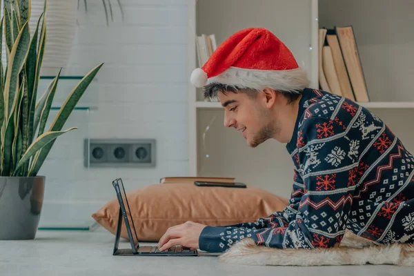 Jovem Natal Casa Digitando Computador Laptop — Fotografia de Stock