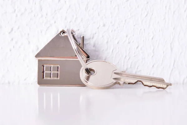 白色背景上带有家庭钥匙的钥匙链 — 图库照片
