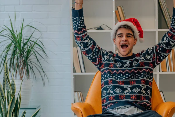 Fiatal Férfi Karácsonykor Otthon Izgatott Öröm — Stock Fotó