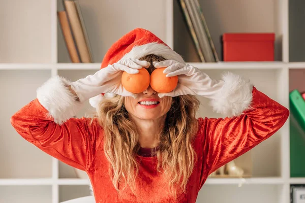 Žena Kostýmu Santa Clause Pomeranče Očích — Stock fotografie