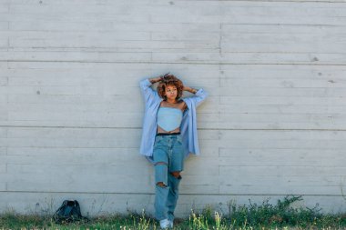 Latin Afrikalı Amerikalı kadın sokakta dinleniyor.