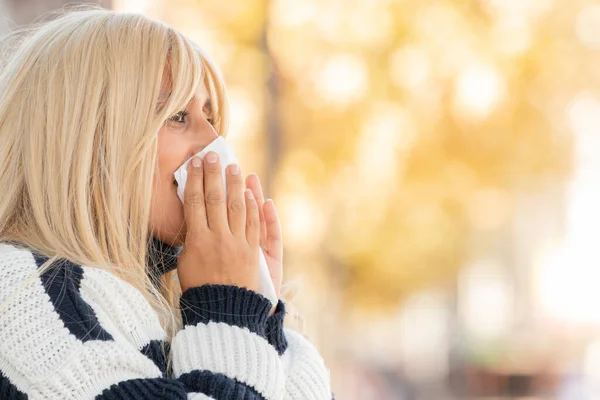 Kvinna Med Förkylning Eller Allergi Med Näsduk — Stockfoto
