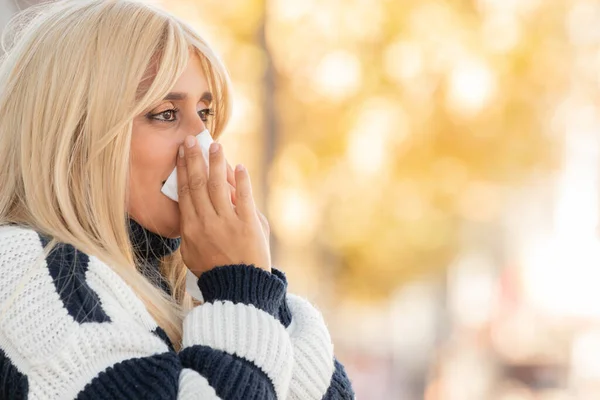 Kvinna Med Slöja Med Förkylning Eller Allergi Utomhus — Stockfoto