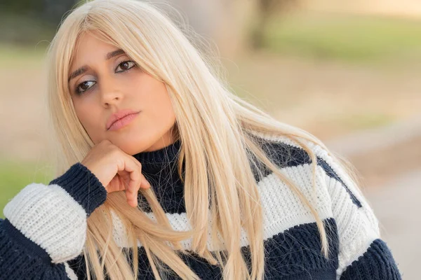 Porträt Eines Hübschen Blonden Mädchens Herbst — Stockfoto