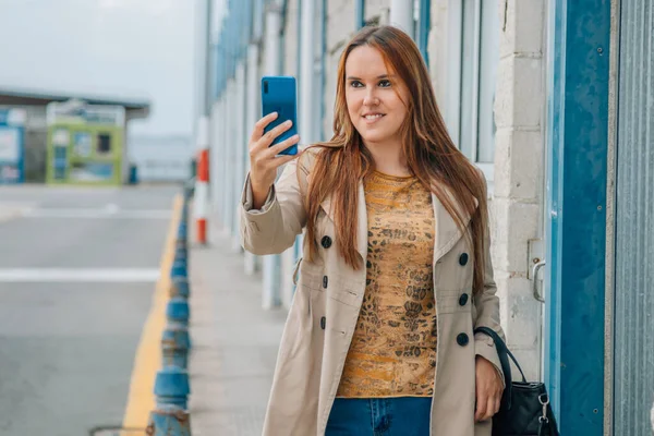 Mulher Com Telefone Celular Andando Rua Outono — Fotografia de Stock