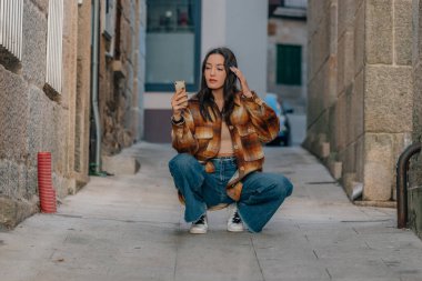 Sonbahar tarzında cep telefonlu bir kız.