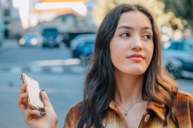 Cep telefonlu kadın spam alıyor