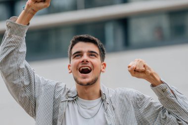 Sokaktaki genç adam mutluluğu kutluyor.