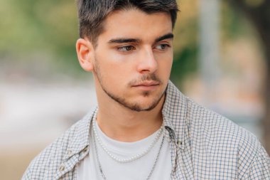 Açık havada sakallı genç adam portresi.