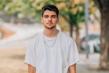 Sokaktaki genç adamın portresi.