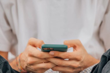 Cep telefonu ya da akıllı telefon ile ellerin yakın plan görüntüsü