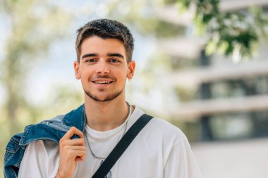 Dışarıdaki genç adamın portresi.