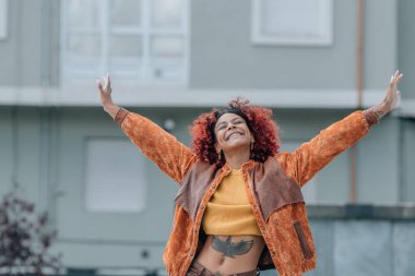 Mutluluk ifadesi olan afro bir kız.