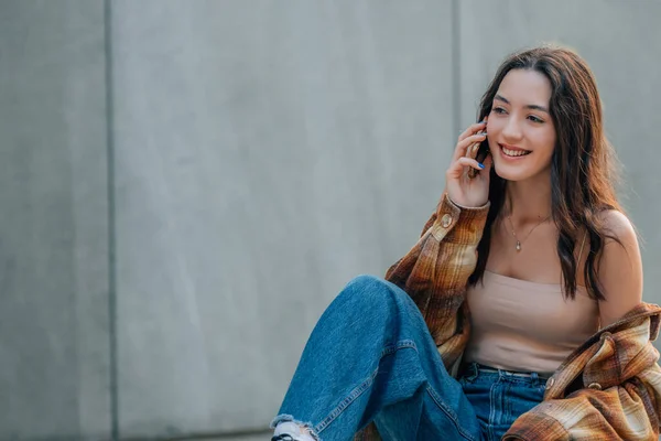 Fiatal Vagy Lány Beszél Mobiltelefon Városban Szabadban — Stock Fotó