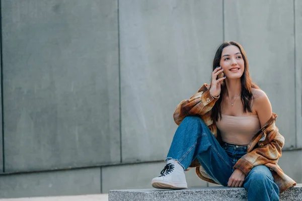 Fiatal Vagy Lány Beszél Mobiltelefon Városban Szabadban — Stock Fotó