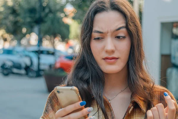 Woman Mobile Phone Expression Mistrust Doubt — Stock Photo, Image
