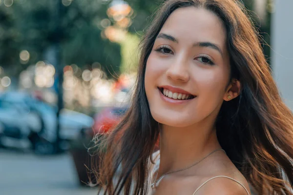 Fiatal Kaukázusi Lány Néz Kamera Utcán Haj Levegőben — Stock Fotó