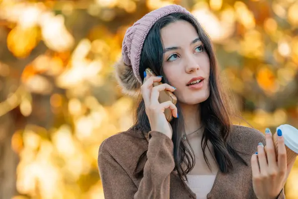 Menina Outono Livre Falando Telefone Móvel — Fotografia de Stock