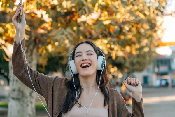 Девушка Осенью Взволнована Счастьем Наушниками Мобильным Телефоном — стоковое фото