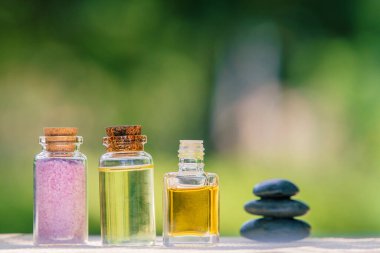 Masaj şişeleri, spa yağları ve tuzlar.