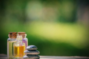 Masaj şişeleri, spa yağları ve tuzlar.