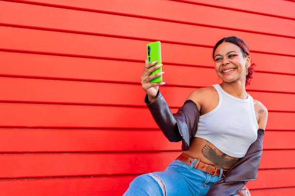 Chica Urbana Moderna Mujer Con Teléfono Móvil Pared Roja Aire — Foto de Stock