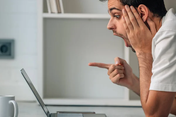 Man Home Reacting Surprise Looking Laptop — Stock Photo, Image