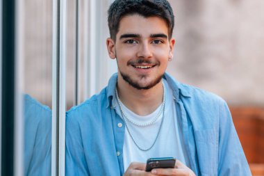 cep telefonu olan genç bir çocuk ya da öğrenci